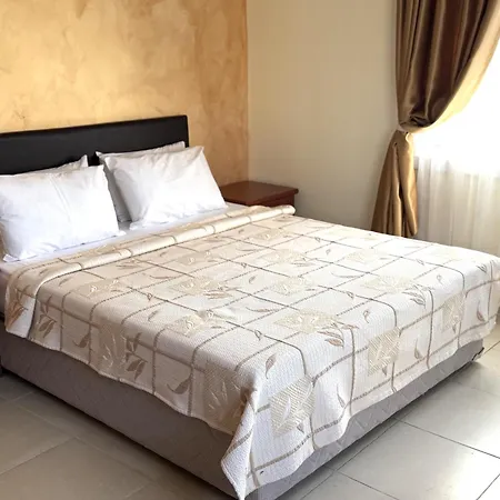 מלון Kasgar Court 2*