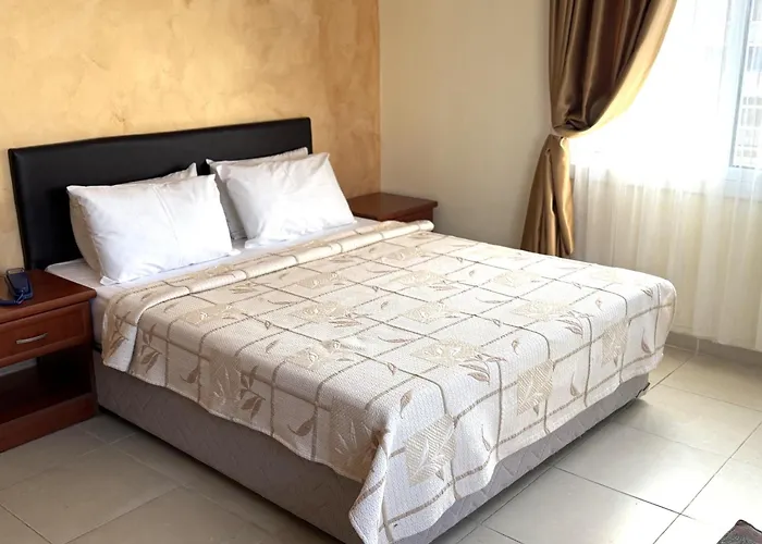 מלון Kasgar Court 2*