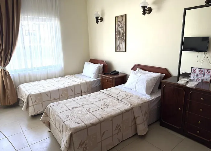 מלון Kasgar Court 2*