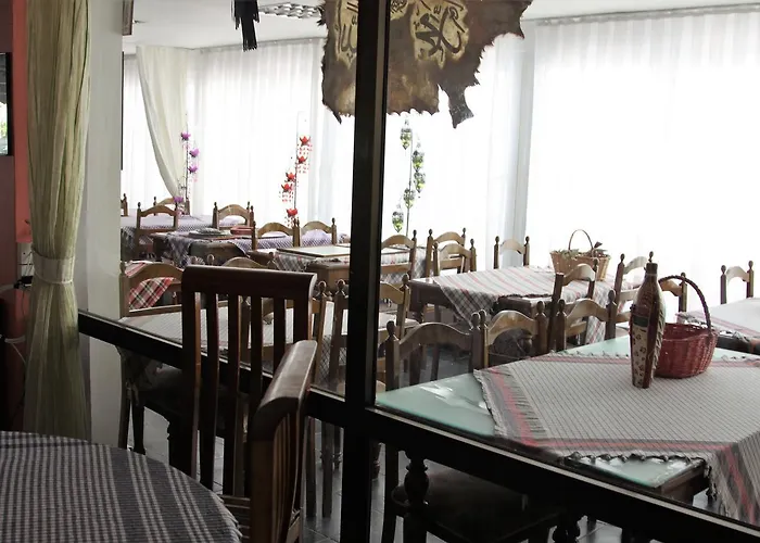 מלון Kasgar Court 2*